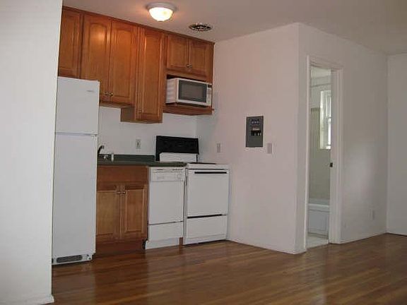 4th image of 2881 Minto Ave