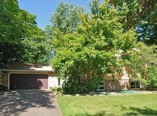 805 Ranchview Ln N, Plymouth, MN 55447