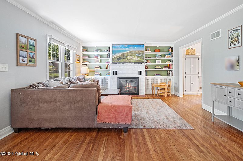 4th image of 2031 Regent Street