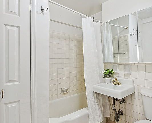 5th image of 425 E 63rd St APT W10k