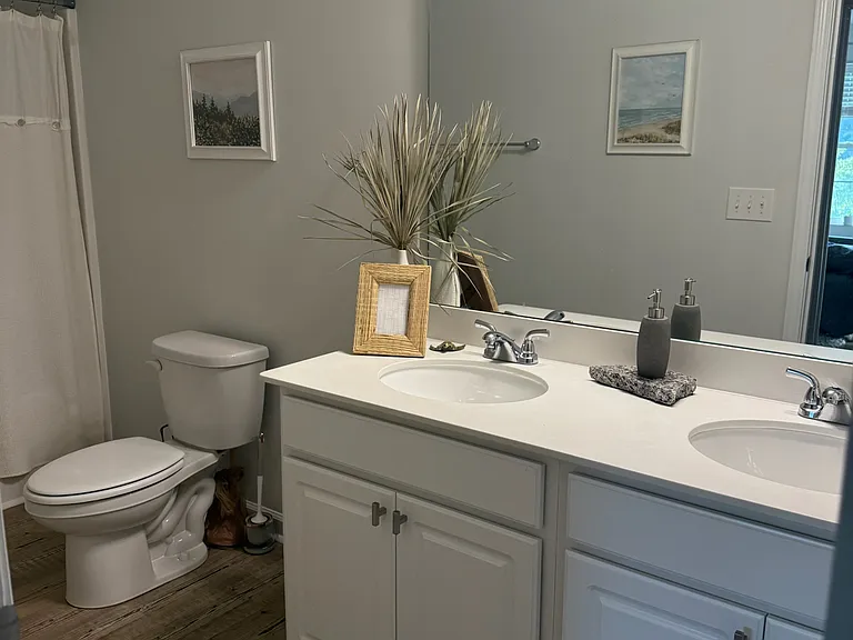 Upstairs full bathroom