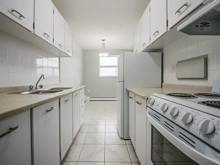 40 Mohawk Rd E — Photo 1