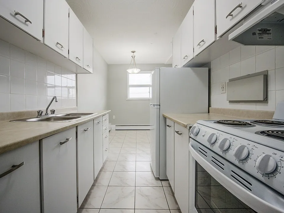 40 Mohawk Rd E