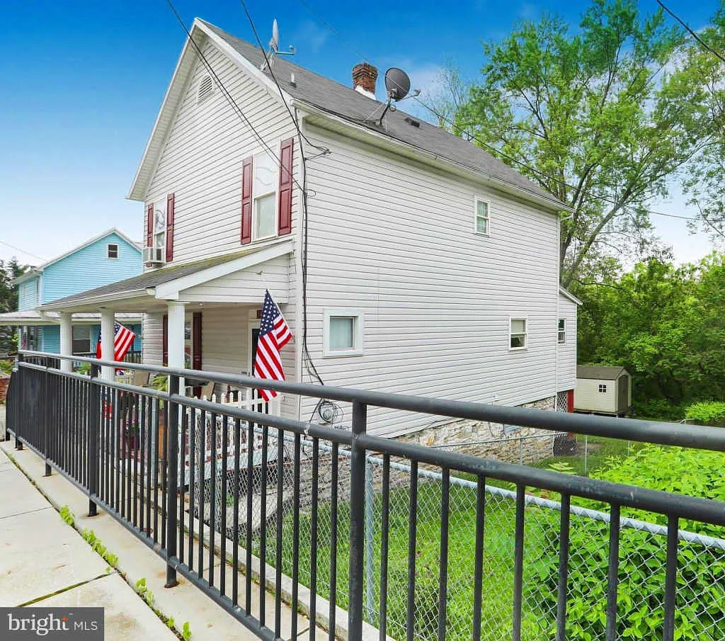 141 E Main St photo 1