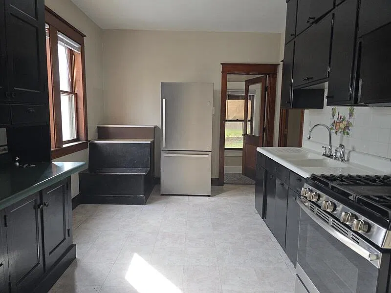 4 bed, 1.0 bath, 1766 sqft, $1,749 — Photo 4