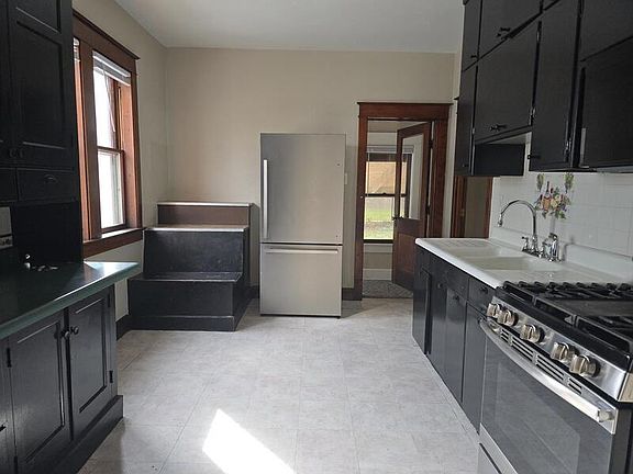 4th image of 1009 N Oneida St