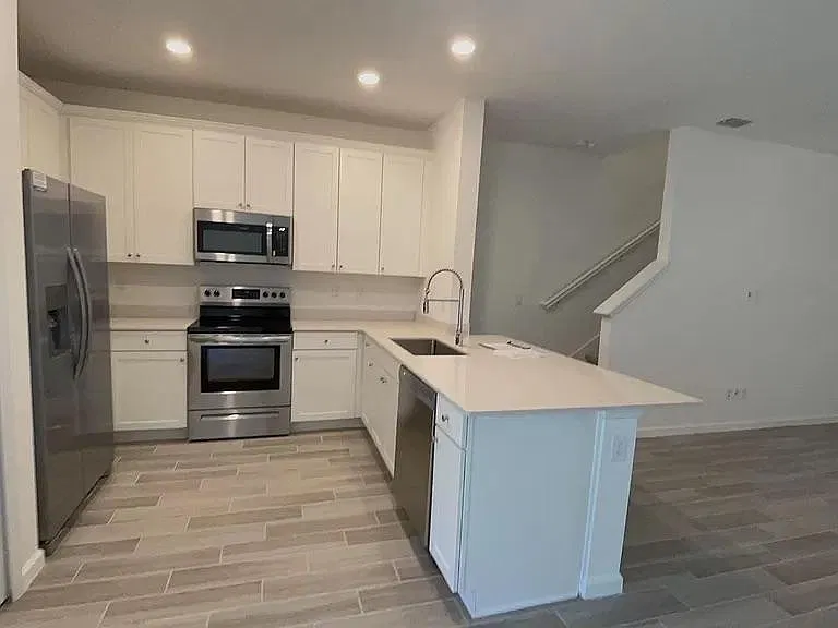 3 bed, 2.5 bath, 1707 sqft, $2,200 — Photo 4