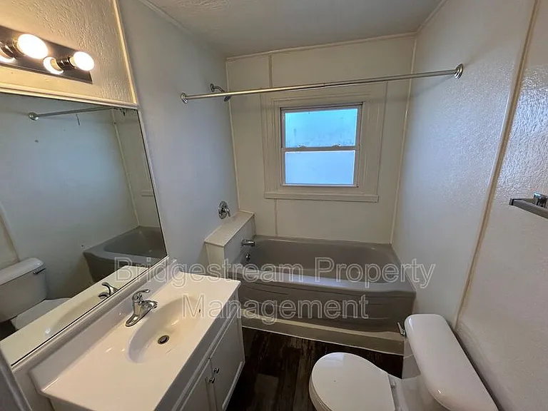 1038 Walnut Hill Pl — Photo 9