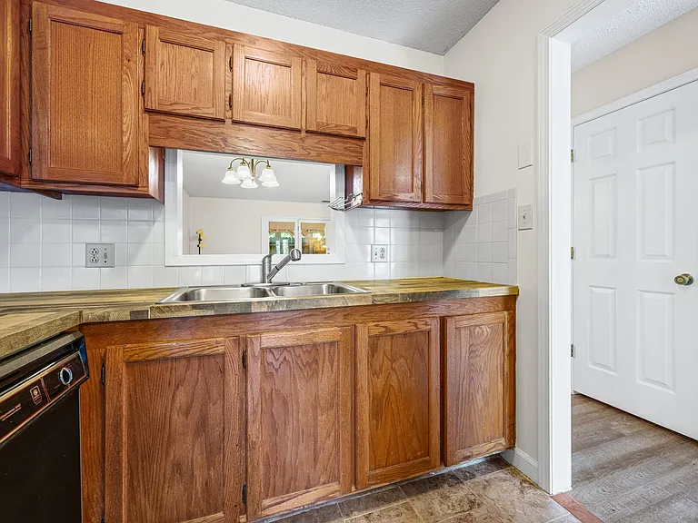 5918 King Charles Ct — Photo 15