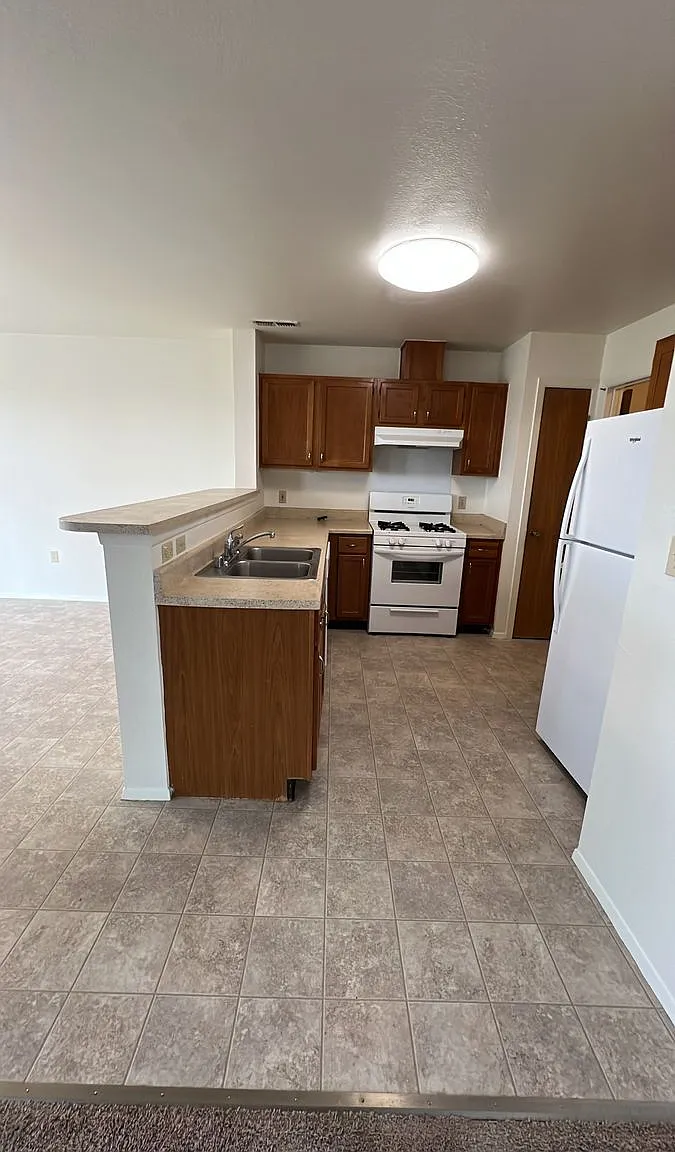 3 bed, 2.5 bath, 1328 sqft, $1,716 — Photo 2