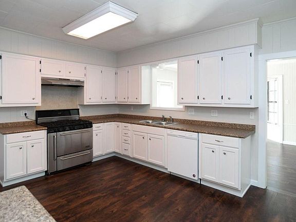 4th image of 1006 Loraine St