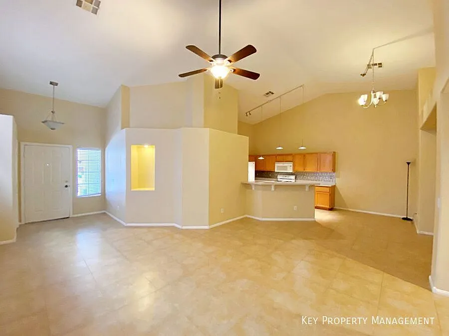 Inviting 2 BD Townhome: Vaulted Ceilings, Gated Community & Resort Amenities — Photo 4