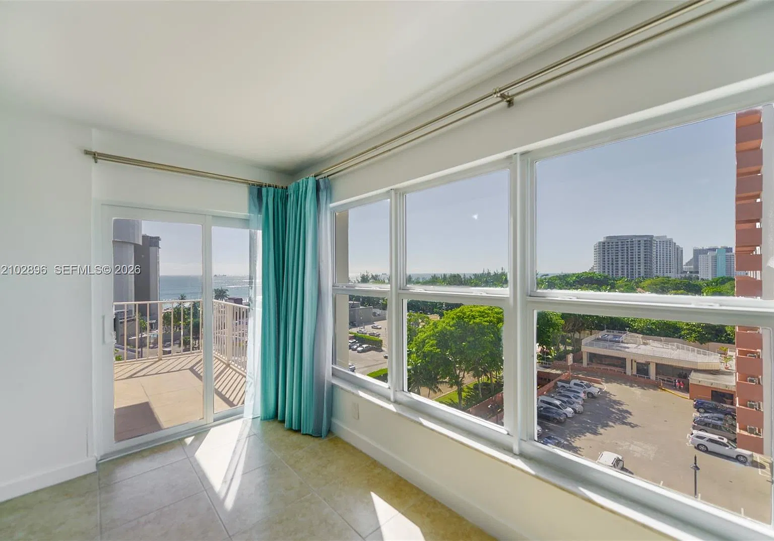Carlton Tower Condo — Photo 3
