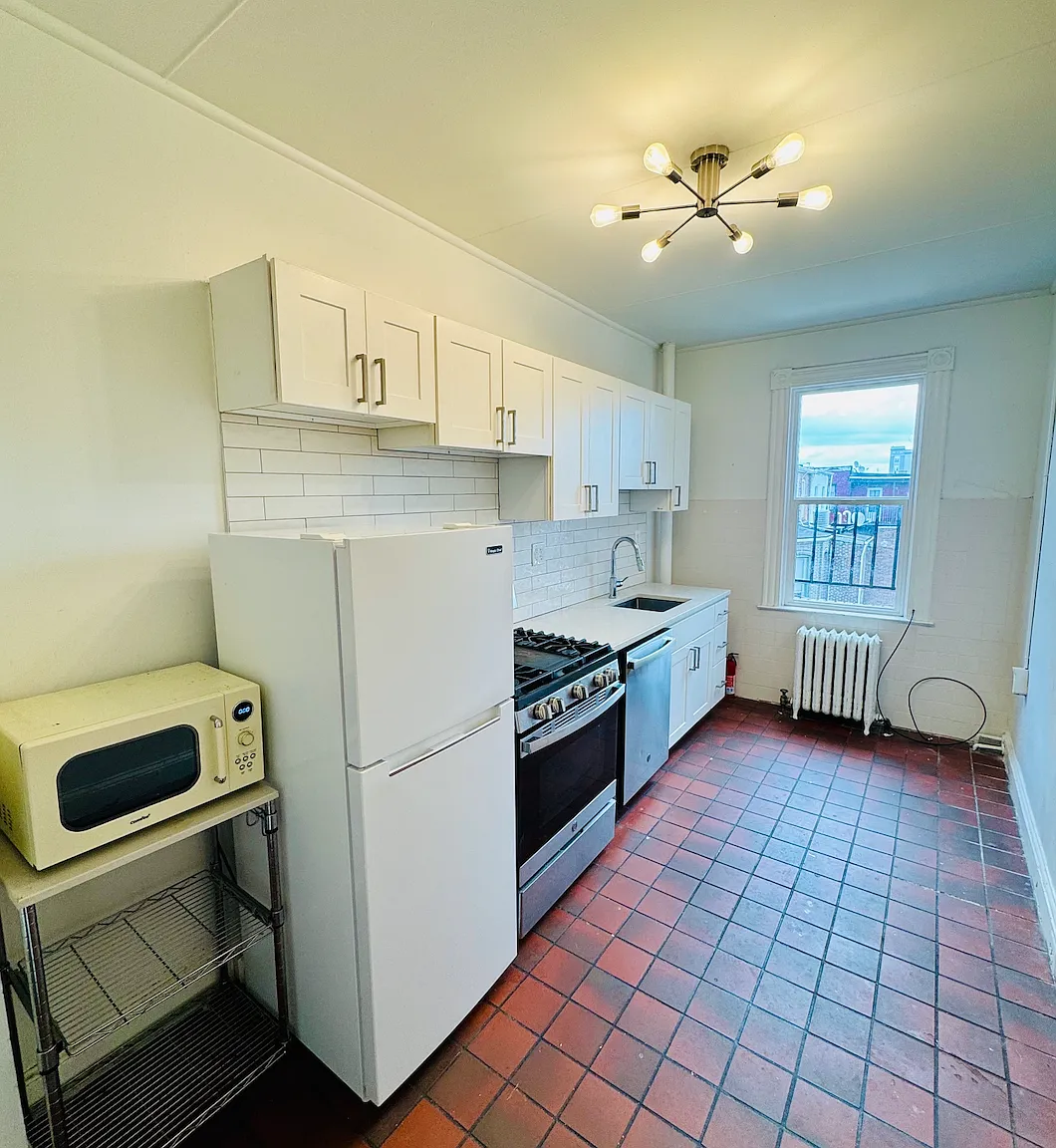 3 bed, 1.5 bath, 1500 sqft, $1,800 — Photo 3