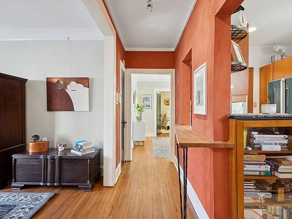 4th image of 728 1/2 Hinman Ave APT 2S