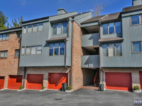 141 Indian Hollow Ct, Mahwah, NJ 07430