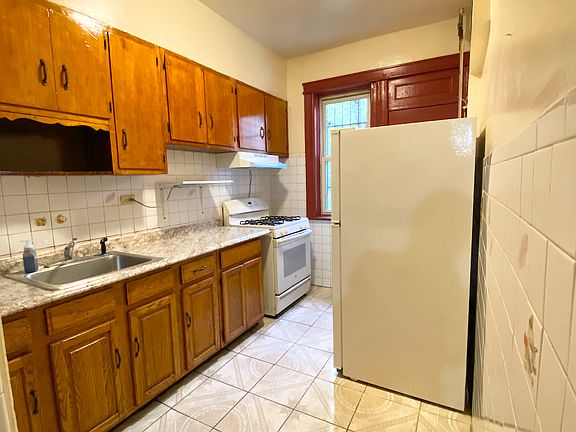 4th image of 468 Irving Ave Floor 1