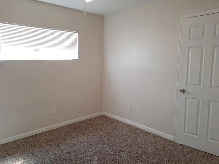 560 Estancia Dr NW — Photo 12