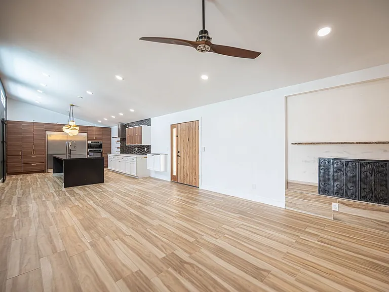 330 E Country Club Dr — Photo 30