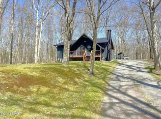 96 Woodledge Hills Dr, Hawley, PA