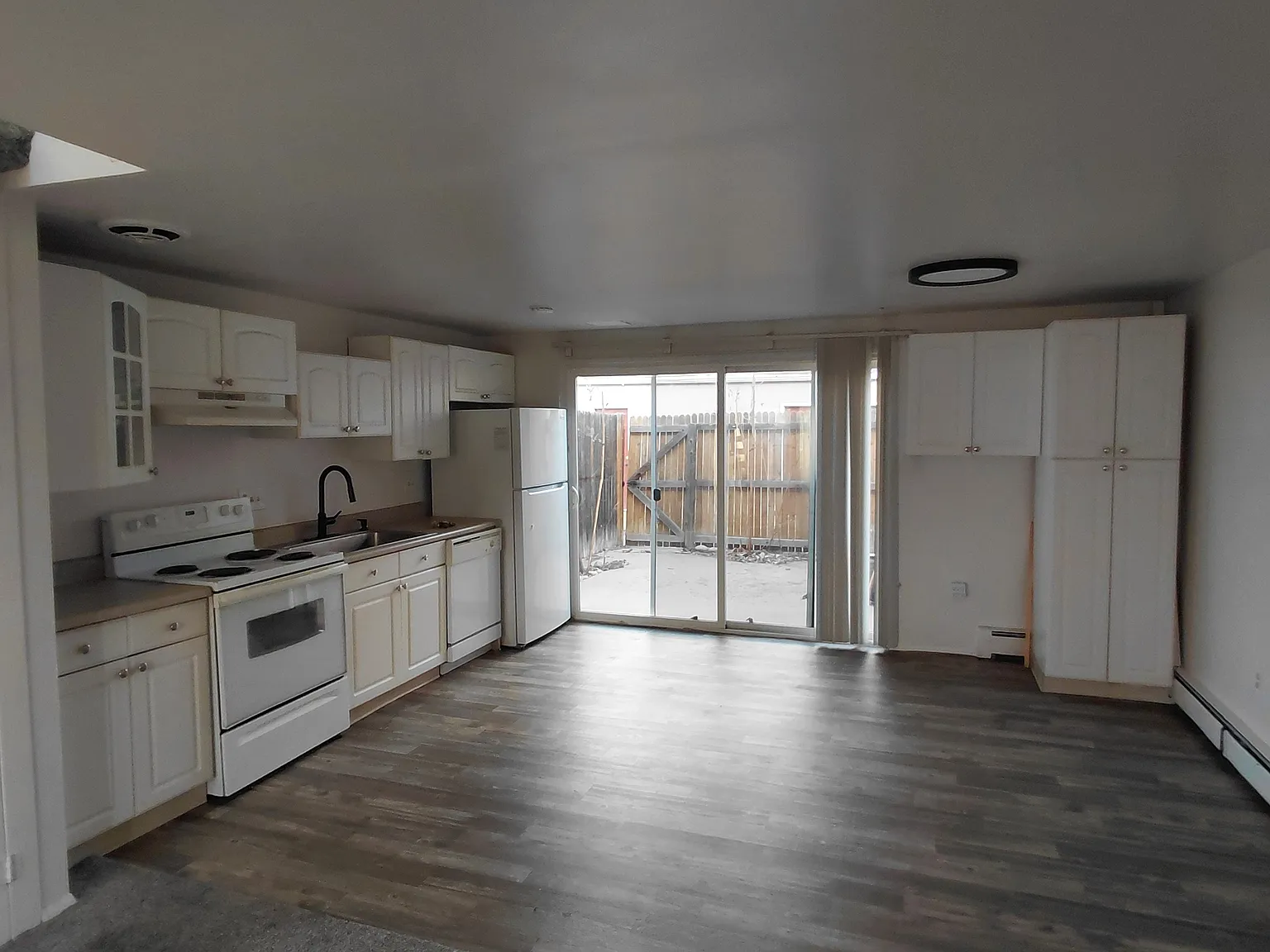 2 bed, 990 sqft, $1,650 — Photo 2