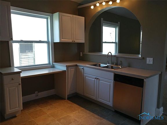 5th image of 242 Osborn St