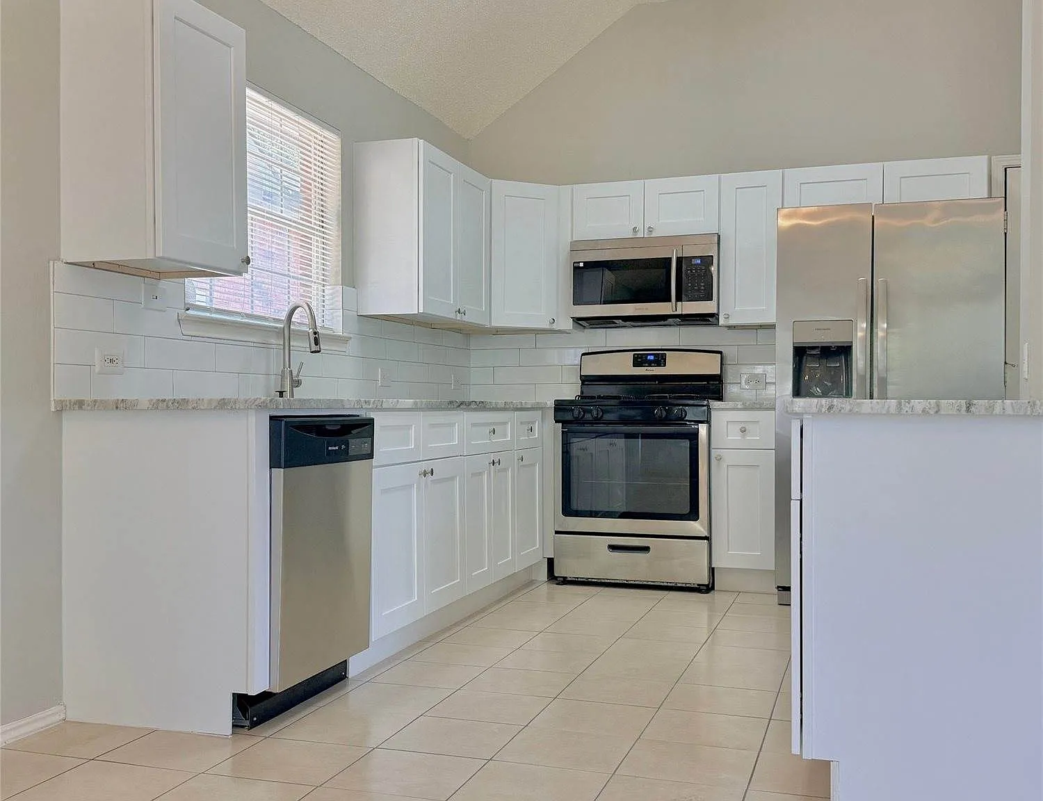 3 bed, 1357 sqft, $2,550 — Photo 4