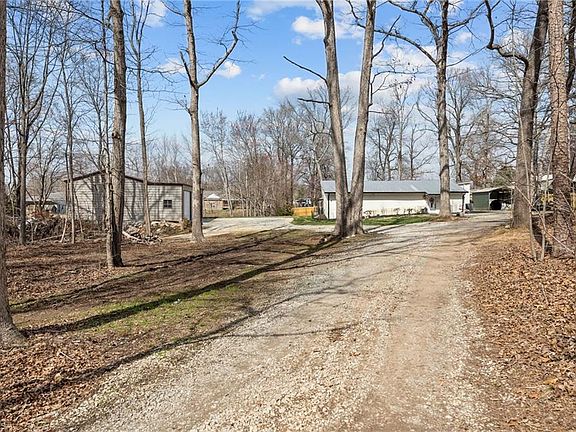 4th image of 901 Decker Rd