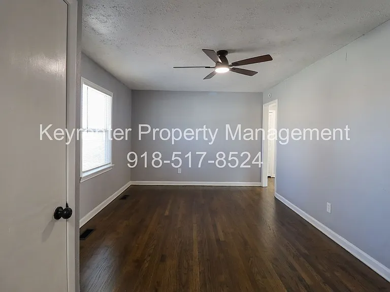 5330 W 2nd St — Photo 2
