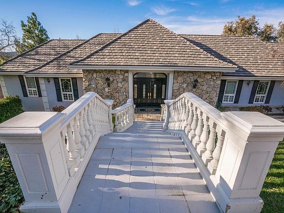 3rd image of 31571 Foxfield Dr