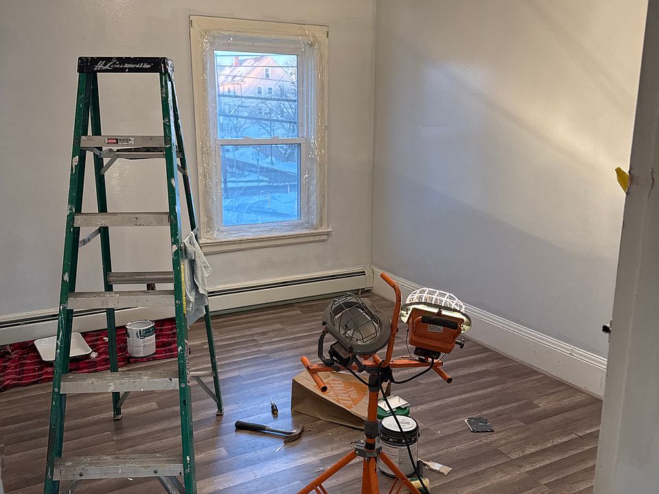 2nd image of 484 Smithfield Ave Floor 2