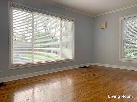 3rd image of 1716 Cambridge Dr SE