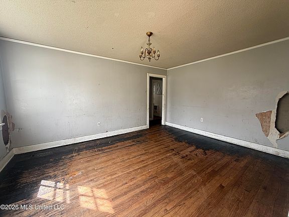 5th image of 354 Walthall St