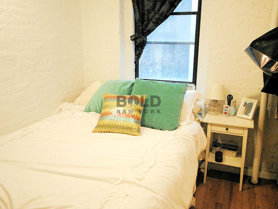 2nd image of 114 Christopher St #0