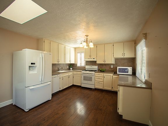 4th image of 1029 Douglas St