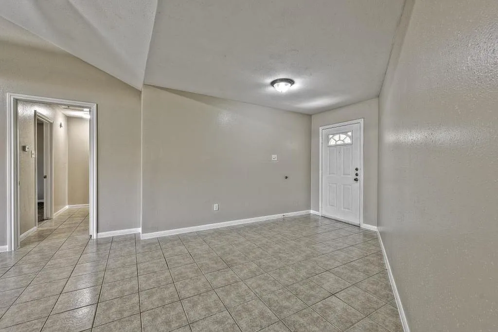 2327 Shadbury Ct. — Photo 3