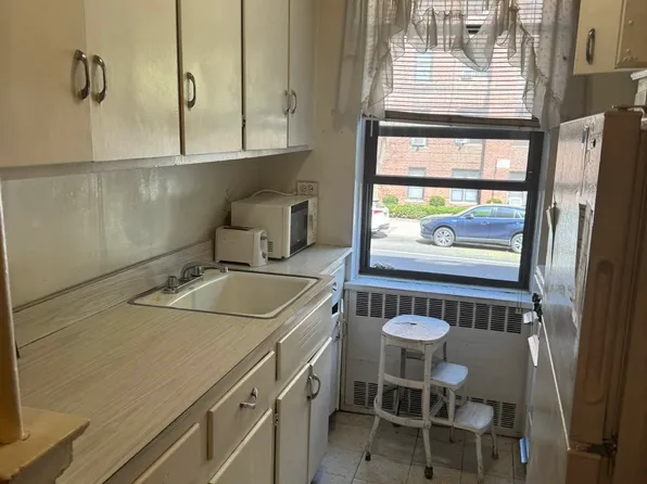 67-40 Yellowstone Boulevard image 6 of 7