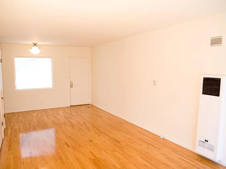 2364 Walgrove Ave #5 — Photo 2