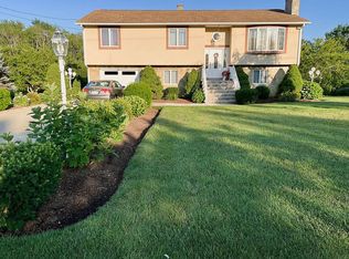 107 Mohawk Dr, Seekonk, MA 02771