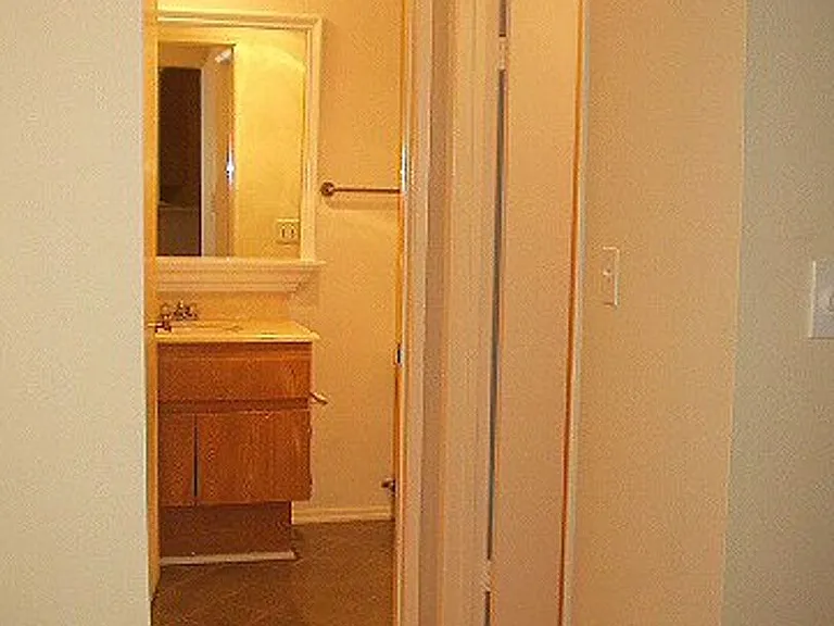 20/20 Villa Apts — Photo 23