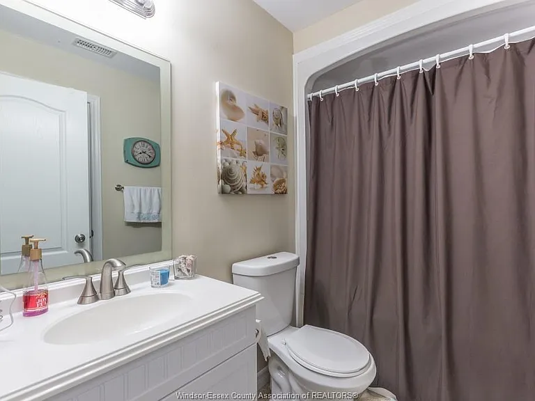 528 Chippawa St #1 — Photo 12