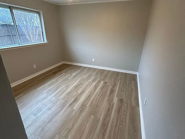 1402 Meadow Way — Photo 3