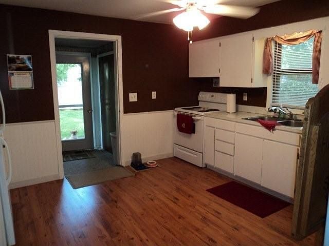 2nd image of 115 16th St SE