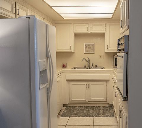 4th image of 5215 N Balboa Blvd #101