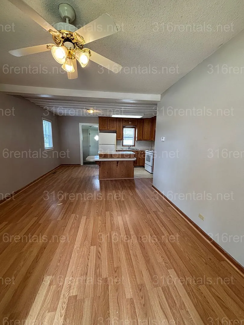 Two bed one bath huge yard house available NOW! — Photo 4