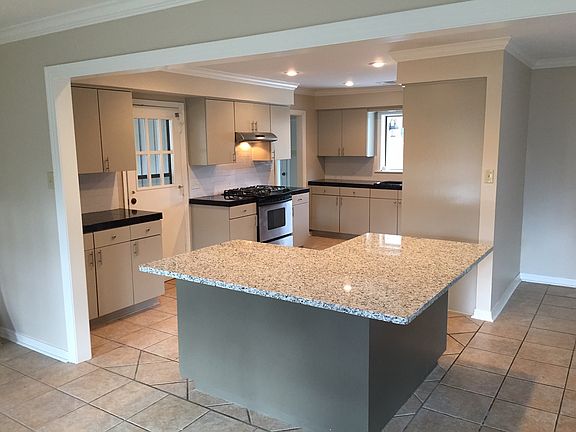 Kitchen Island (Granite)