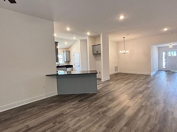 5th image of 644 Mayflower Dr