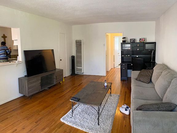3rd image of 14135 Moorpark St #1/2