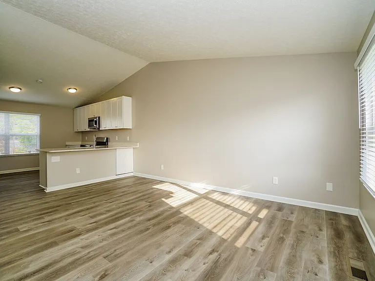 2146 Kingsglen Dr — Photo 6