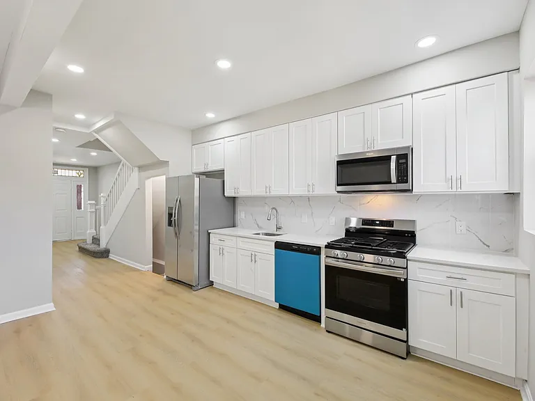 329 E University Pkwy — Photo 2